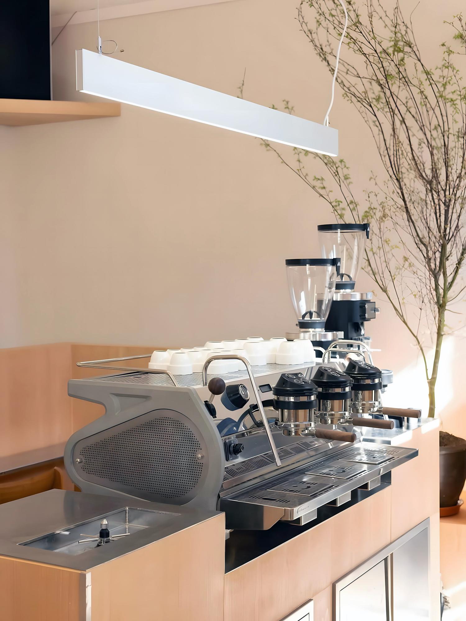 Interno laboratorio cucina con attrezzatura moderna
