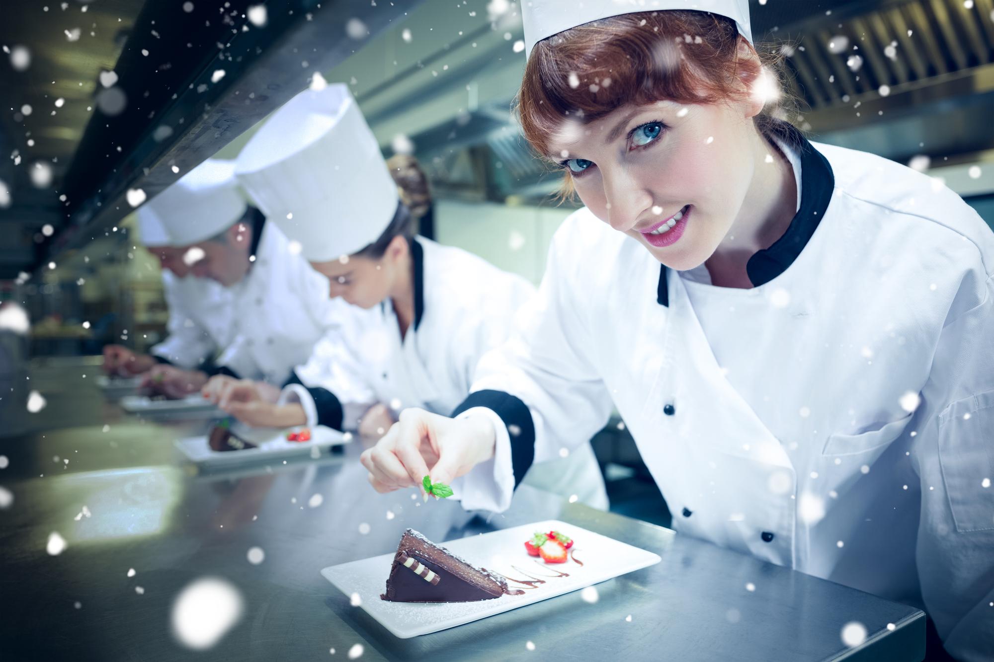 Chef che allena squadra di cucina